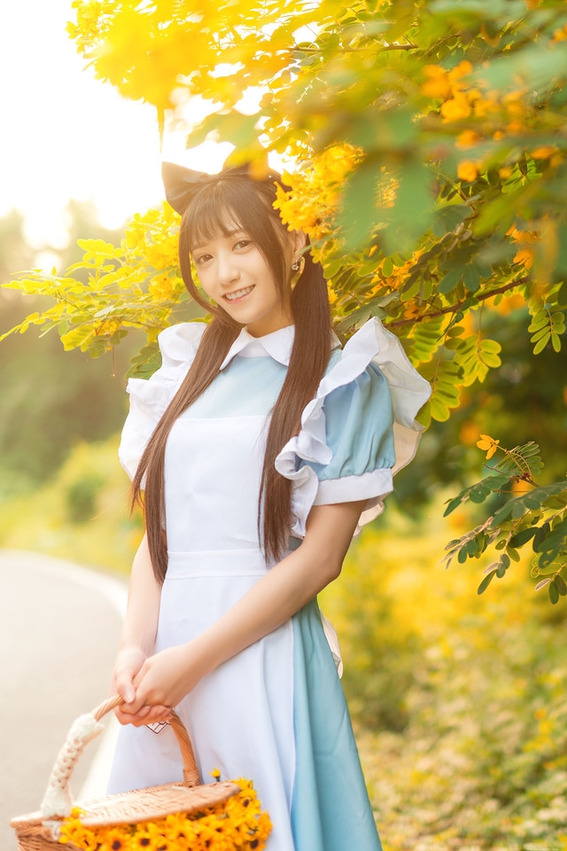 明艳阳光下女仆装美女野外采花笑容能把你融化