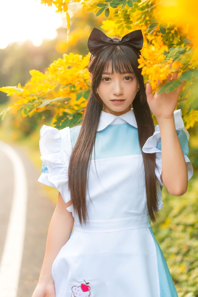 明艳阳光下女仆装美女野外采花笑容能把你融化