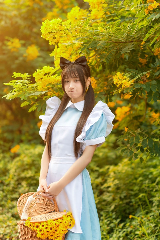 明艳阳光下女仆装美女野外采花笑容能把你融化