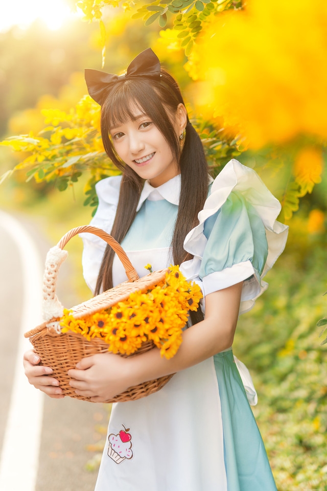 明艳阳光下女仆装美女野外采花笑容能把你融化