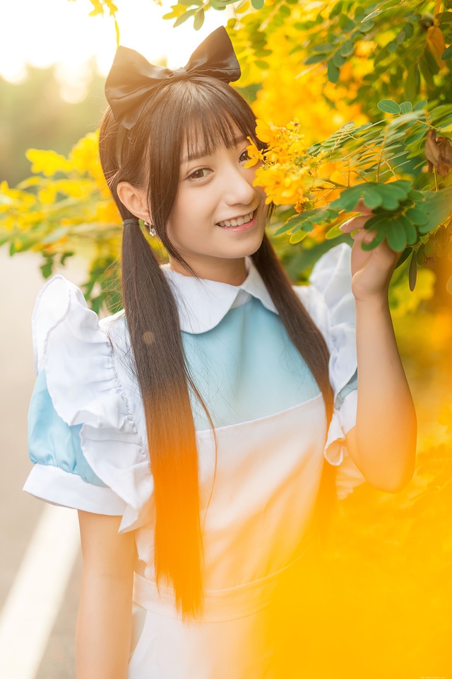 明艳阳光下女仆装美女野外采花笑容能把你融化