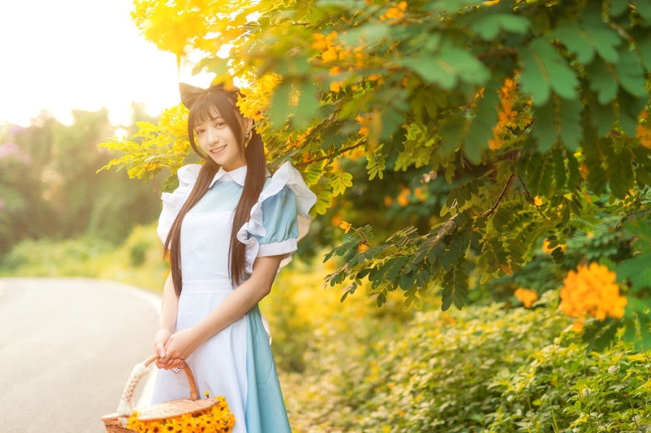 明艳阳光下女仆装美女野外采花笑容能把你融化