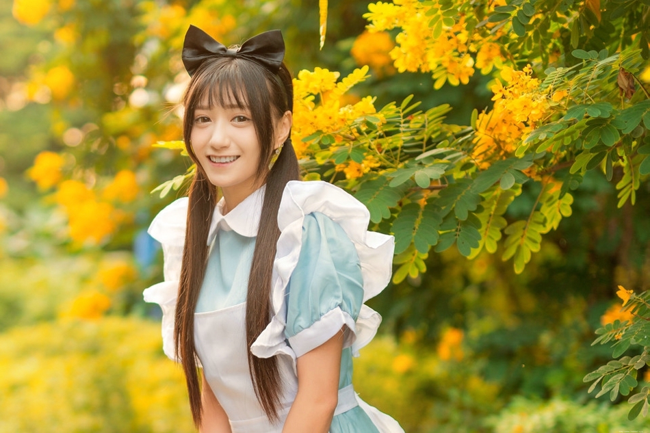 明艳阳光下女仆装美女野外采花笑容能把你融化