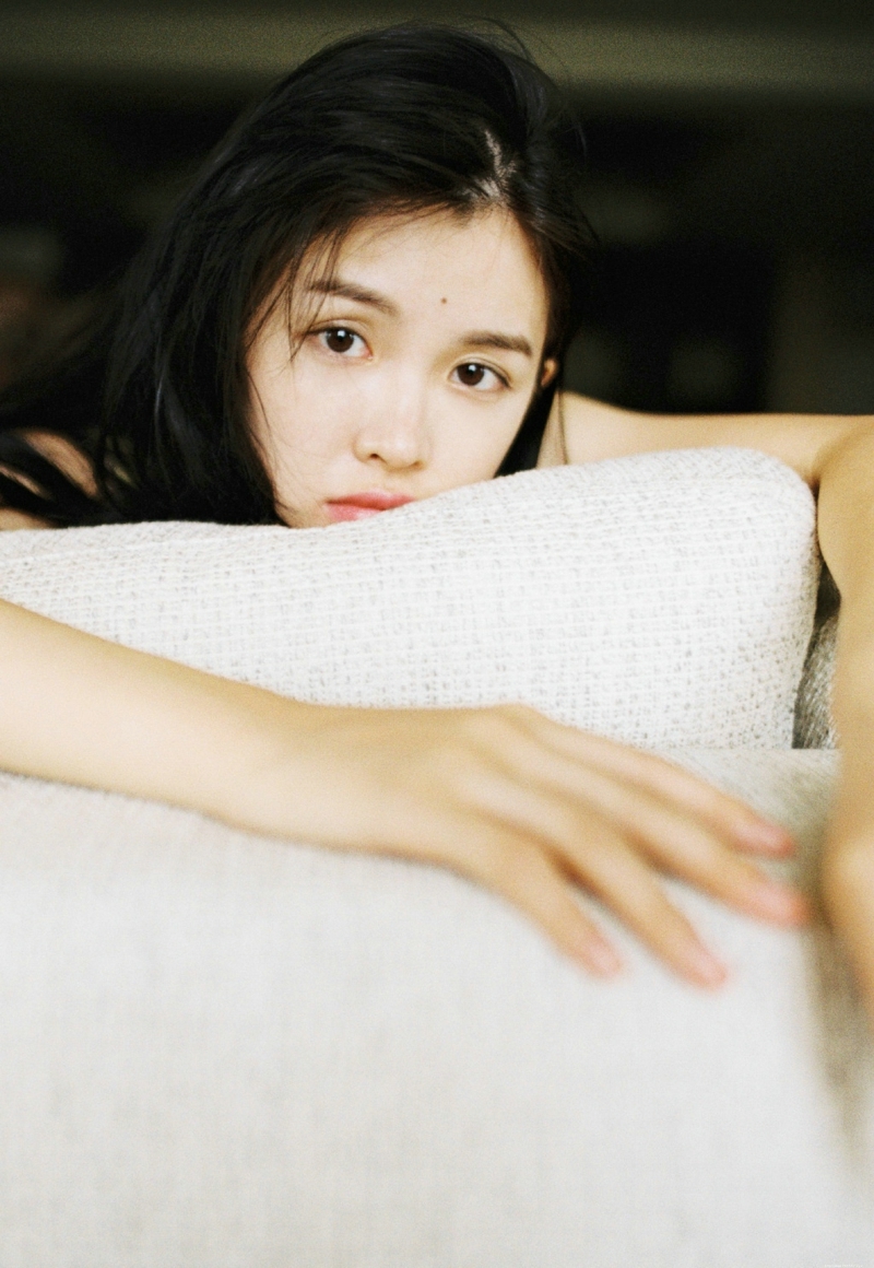 私房高颜值背心美女长腿吸睛美丽动人