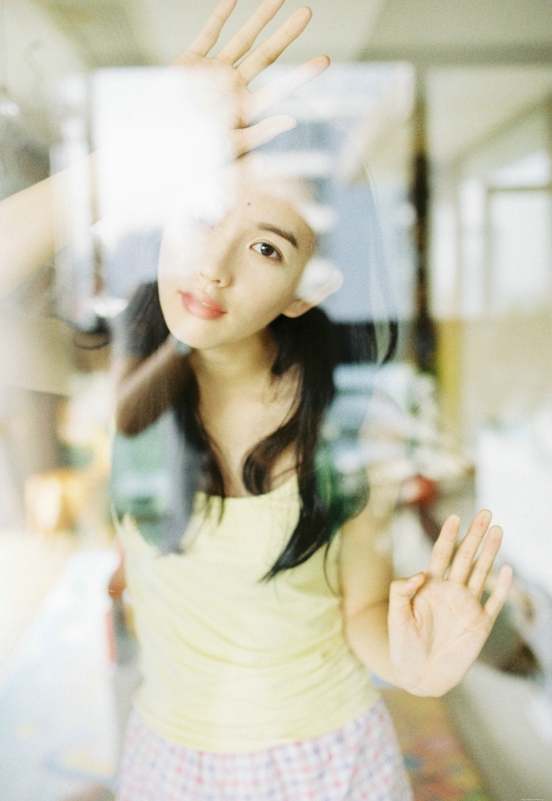 私房高颜值背心美女长腿吸睛美丽动人