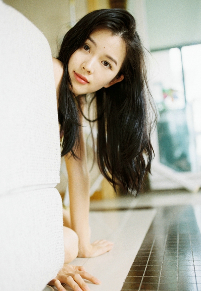 私房高颜值背心美女长腿吸睛美丽动人