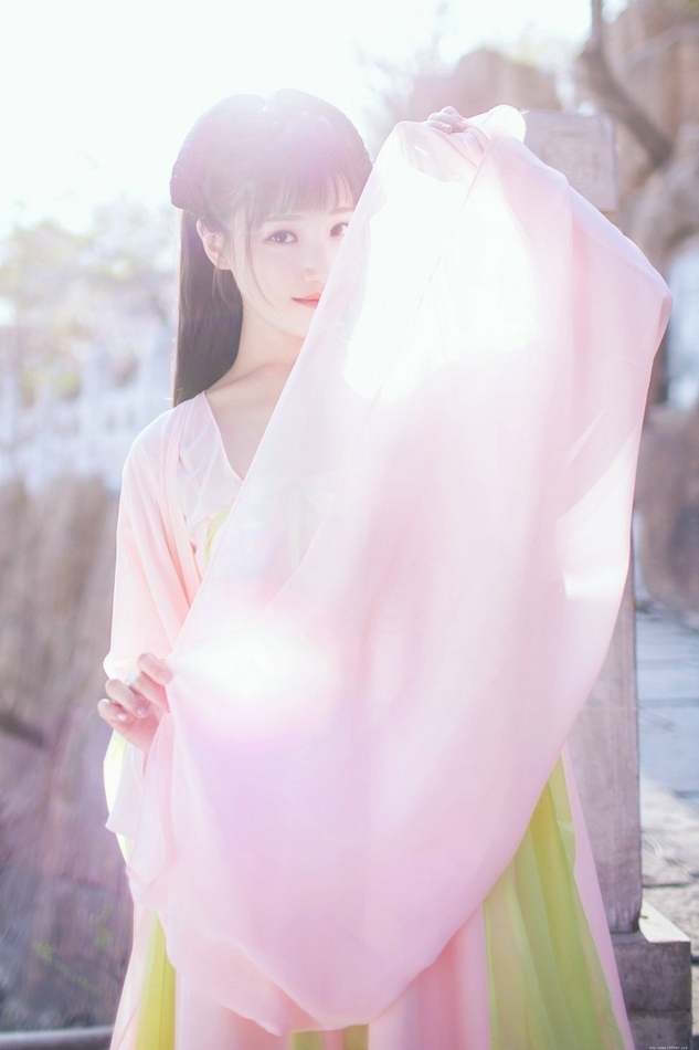 清纯甜美刘海古装养眼美女粉嫩迷人户外