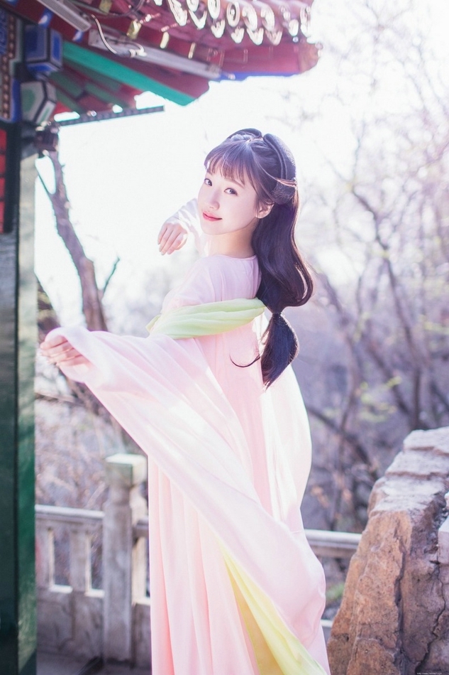 清纯甜美刘海古装养眼美女粉嫩迷人户外