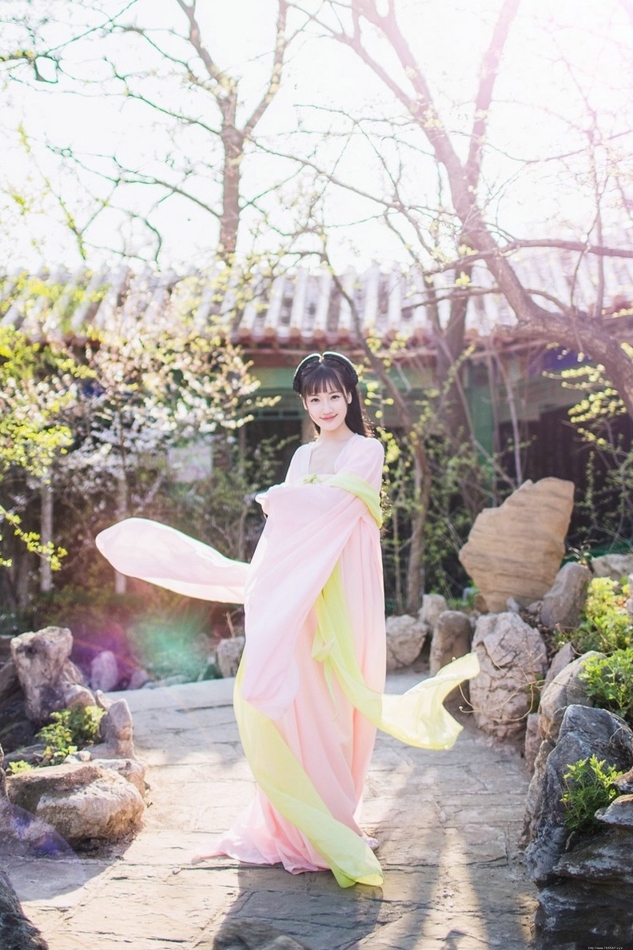 清纯甜美刘海古装养眼美女粉嫩迷人户外