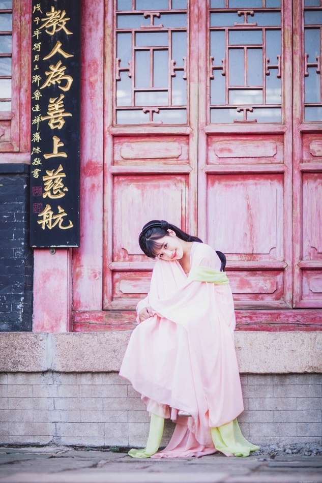 清纯甜美刘海古装养眼美女粉嫩迷人户外