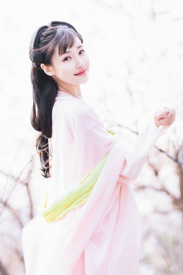 清纯甜美刘海古装养眼美女粉嫩迷人户外