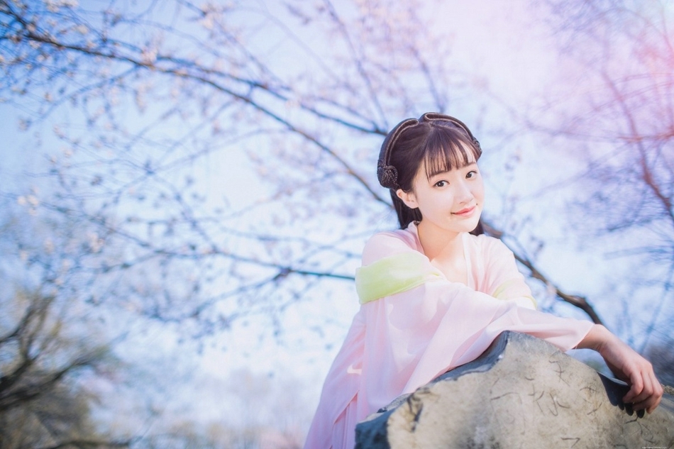 清纯甜美刘海古装养眼美女粉嫩迷人户外