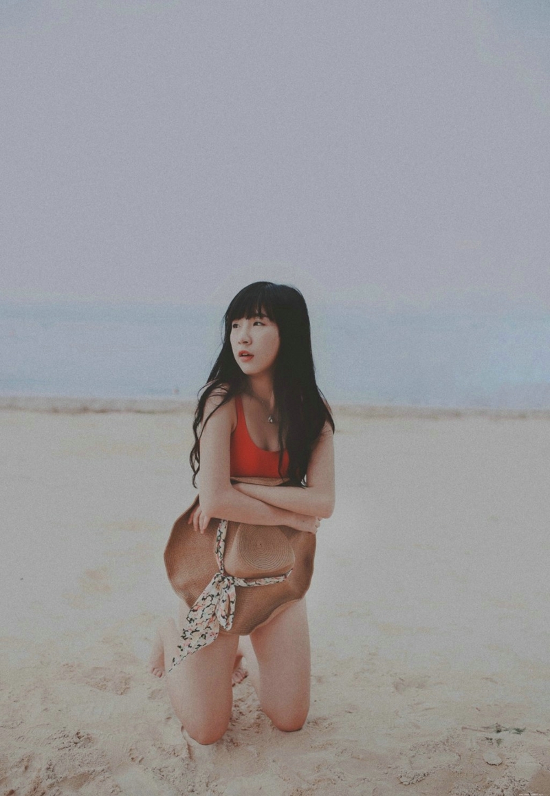 沙滩上的泳装美女艳丽吸睛耀眼