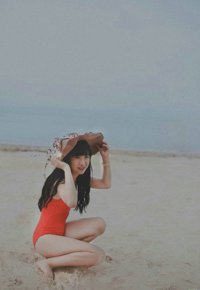 沙滩上的泳装美女艳丽吸睛耀眼