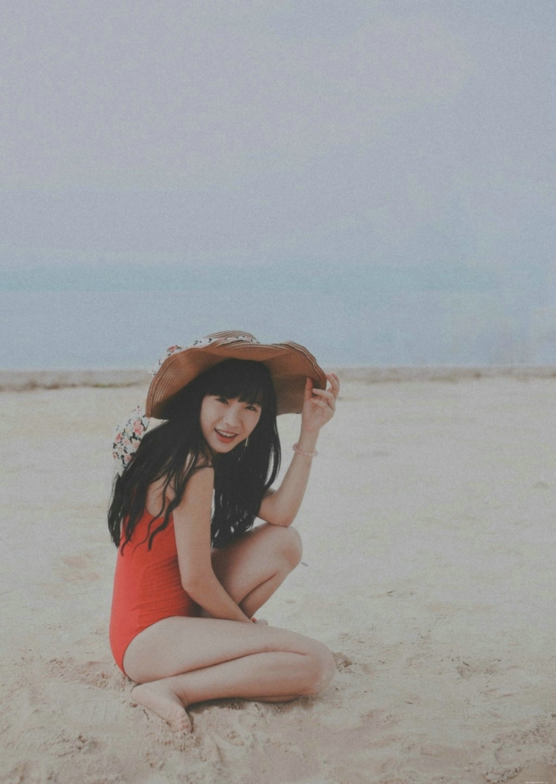 沙滩上的泳装美女艳丽吸睛耀眼