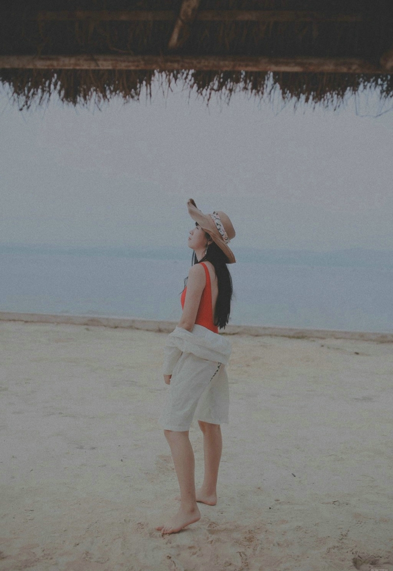 沙滩上的泳装美女艳丽吸睛耀眼