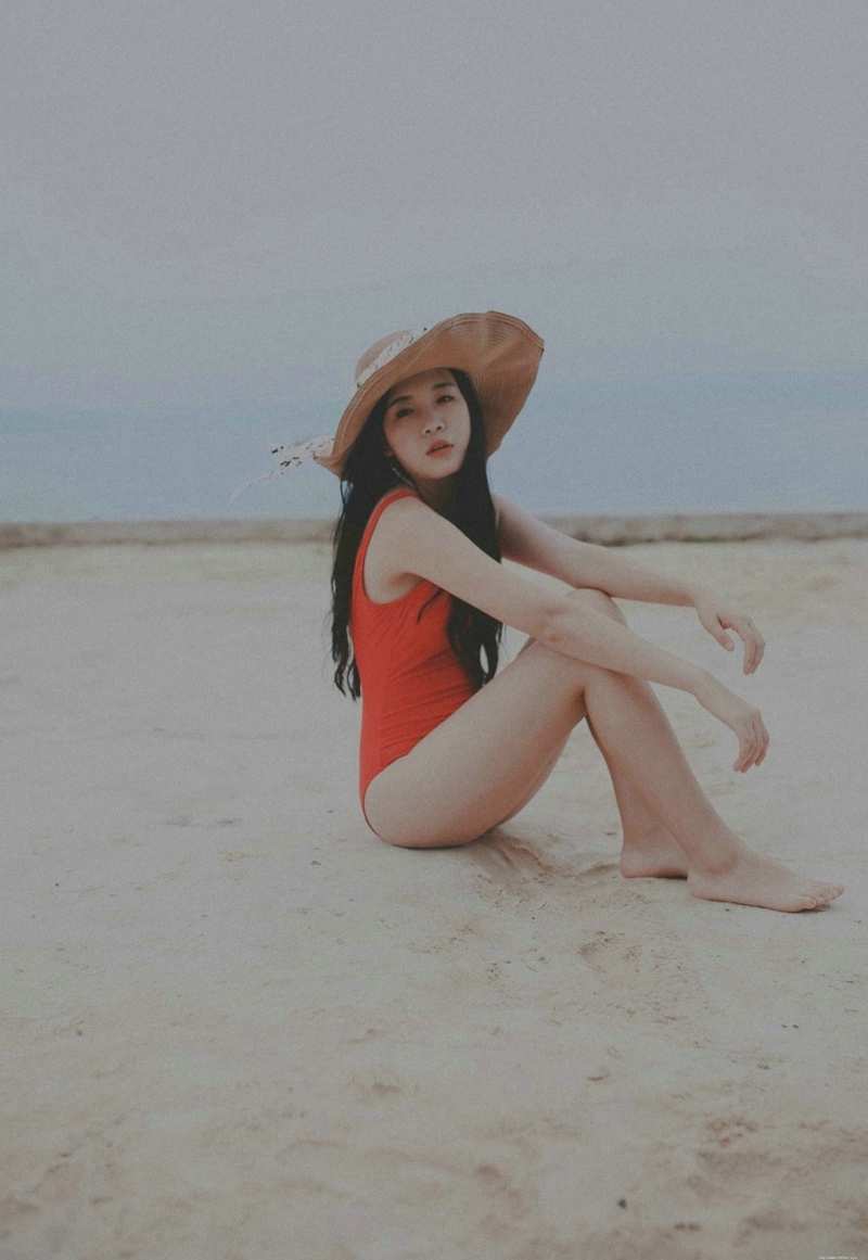 沙滩上的泳装美女艳丽吸睛耀眼