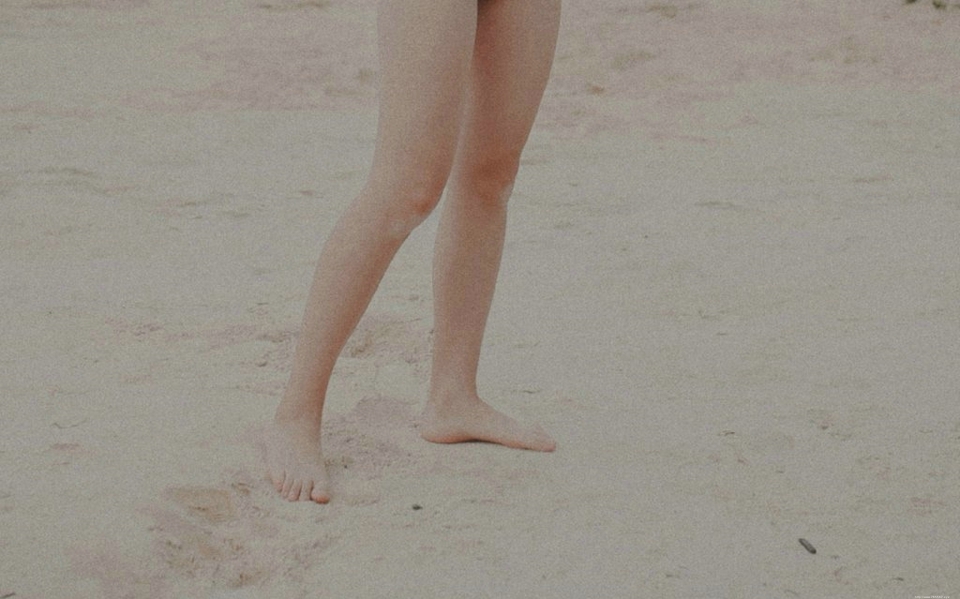 沙滩上的泳装美女艳丽吸睛耀眼