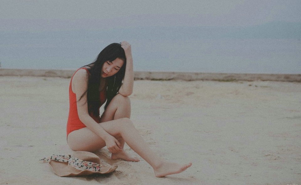 沙滩上的泳装美女艳丽吸睛耀眼