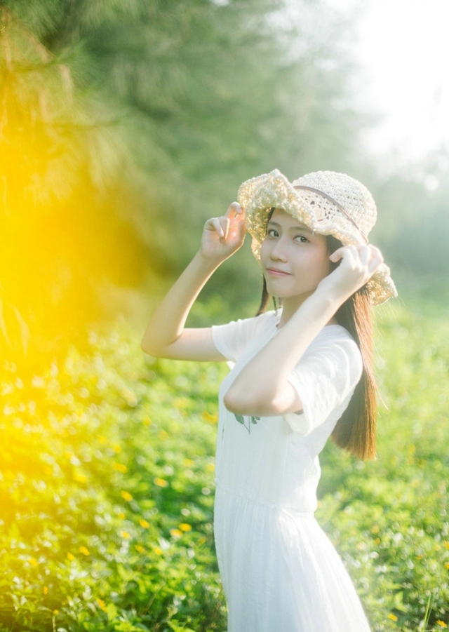 夏日森林里的草帽女孩长裙飘飘甜美清新