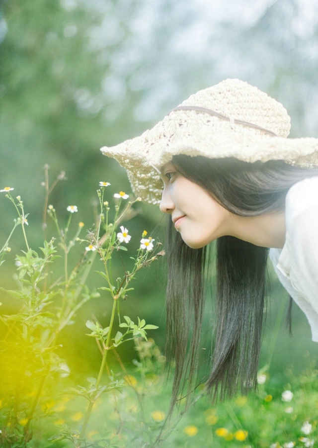 夏日森林里的草帽女孩长裙飘飘甜美清新