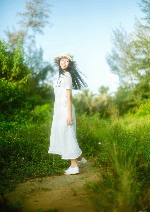 夏日森林里的草帽女孩长裙飘飘甜美清新