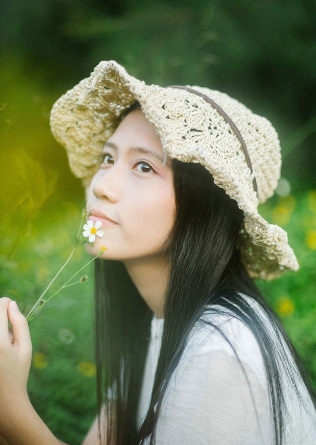 夏日森林里的草帽女孩长裙飘飘甜美清新