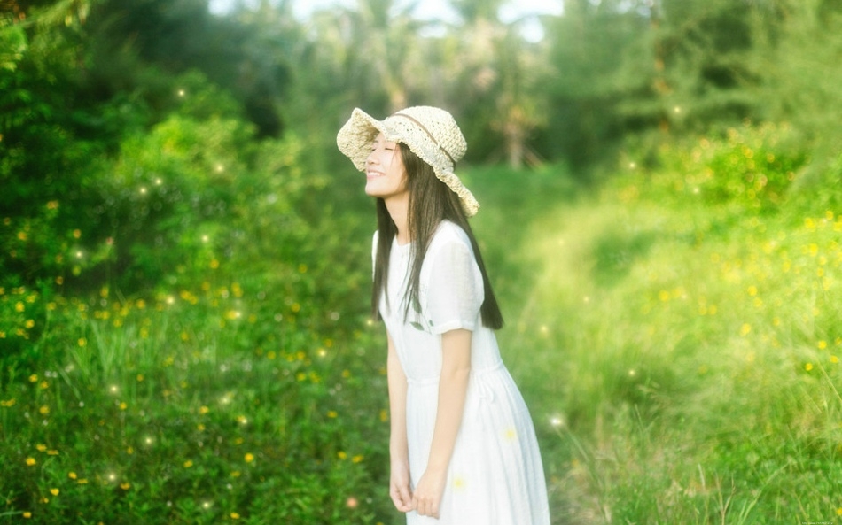夏日森林里的草帽女孩长裙飘飘甜美清新