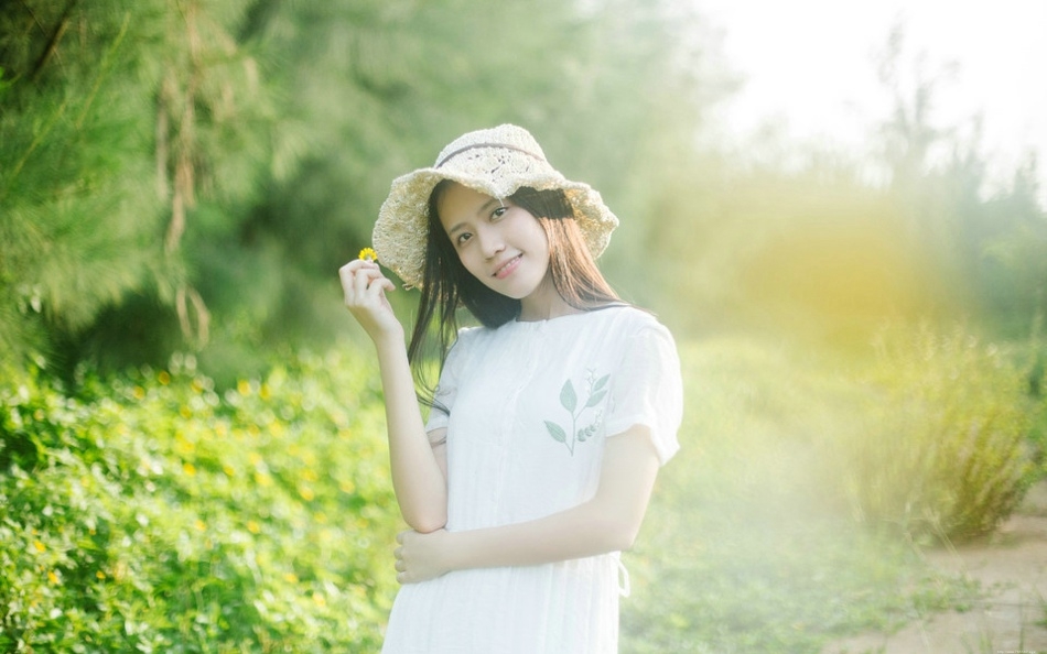 夏日森林里的草帽女孩长裙飘飘甜美清新