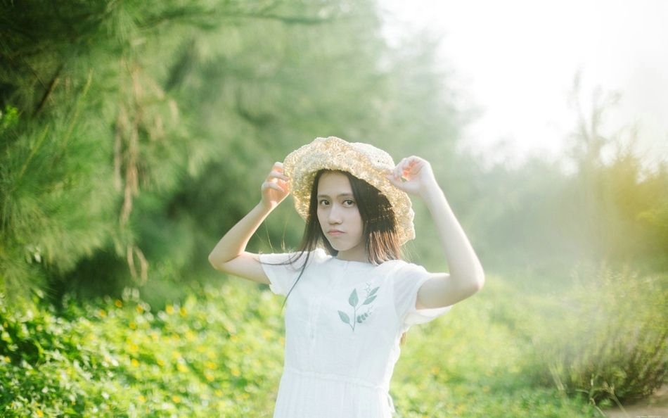 夏日森林里的草帽女孩长裙飘飘甜美清新