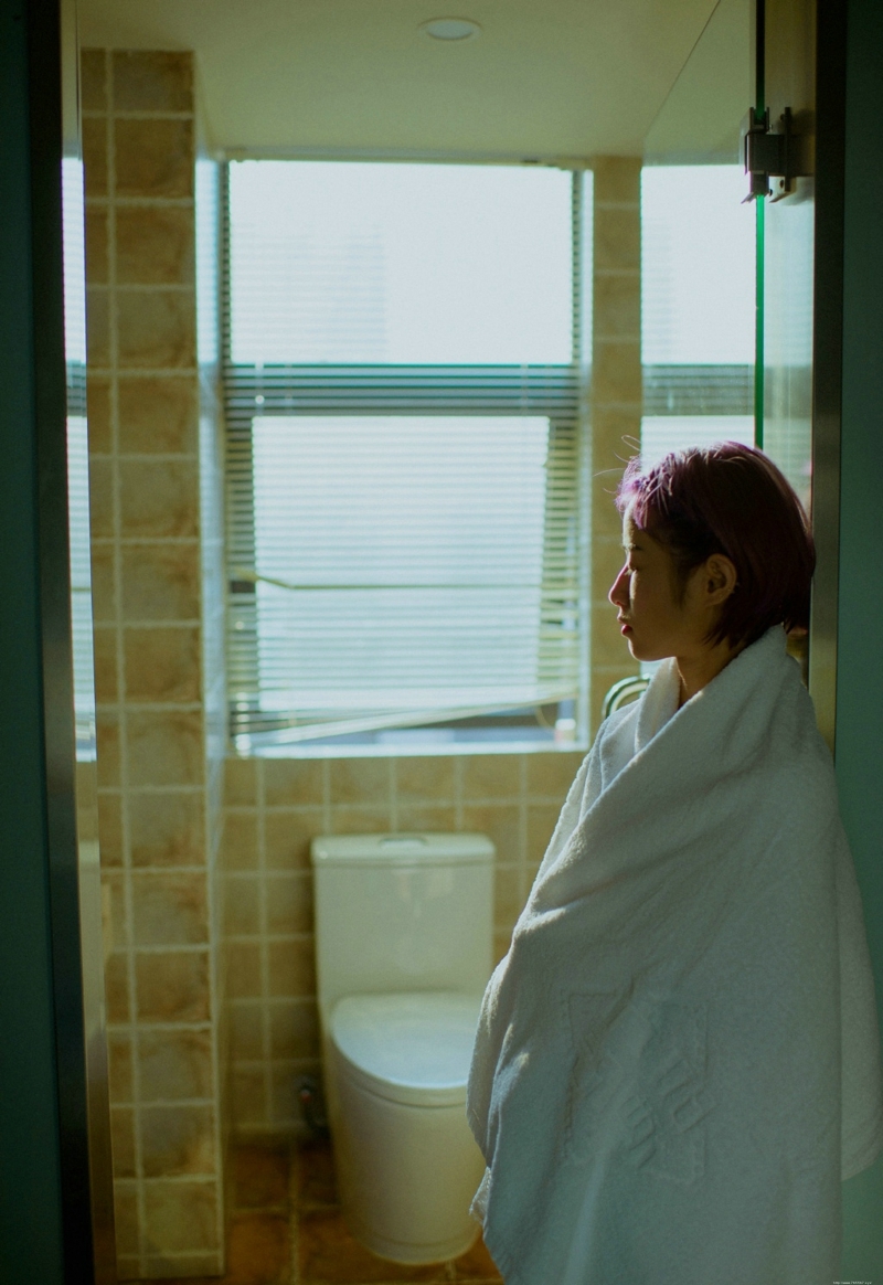 浴室内的另类个性少女浴巾遮体孤独写真