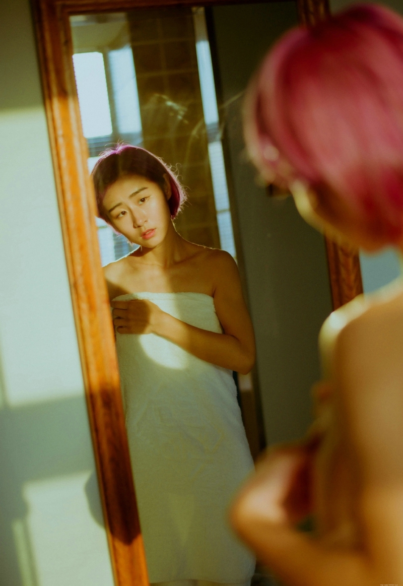 浴室内的另类个性少女浴巾遮体孤独写真