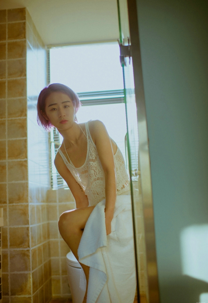 浴室内的另类个性少女浴巾遮体孤独写真