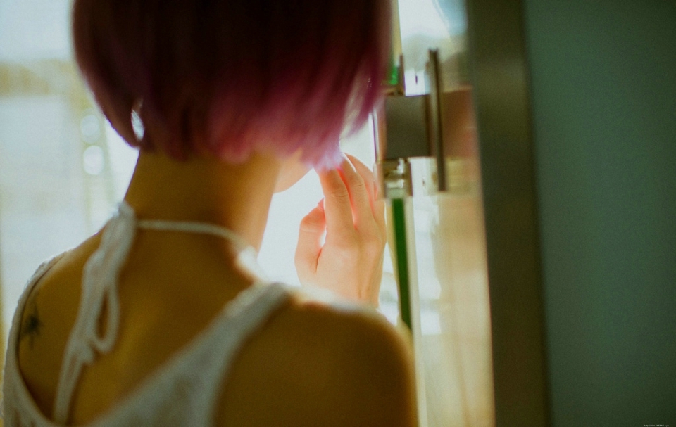 浴室内的另类个性少女浴巾遮体孤独写真