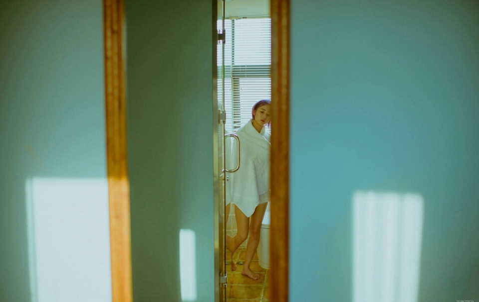 浴室内的另类个性少女浴巾遮体孤独写真