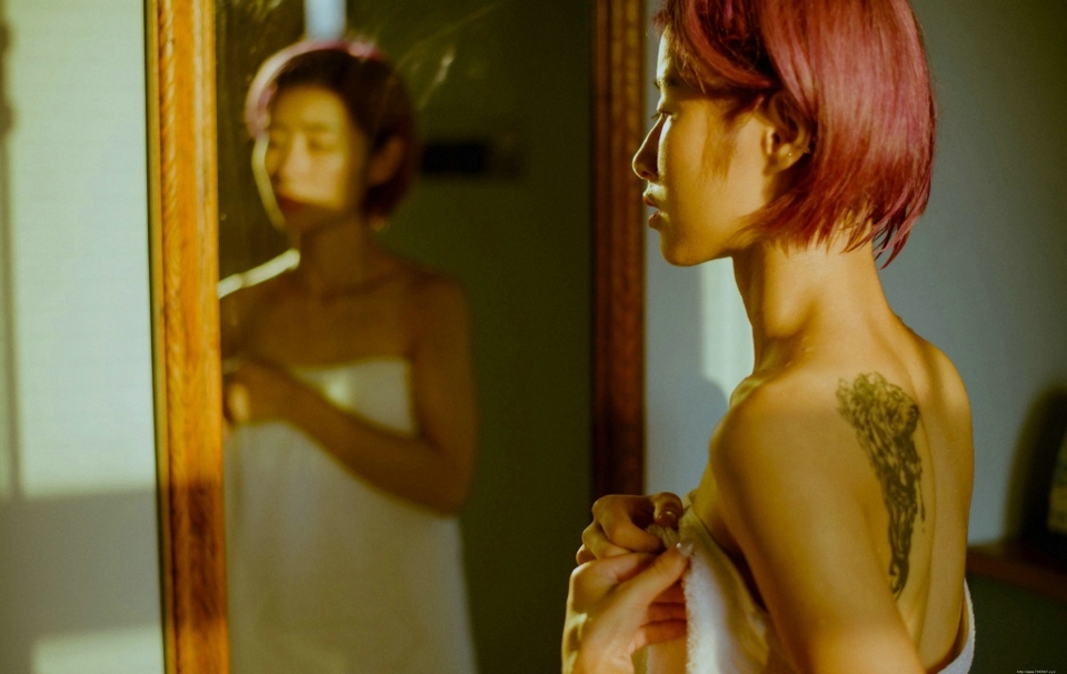 浴室内的另类个性少女浴巾遮体孤独写真