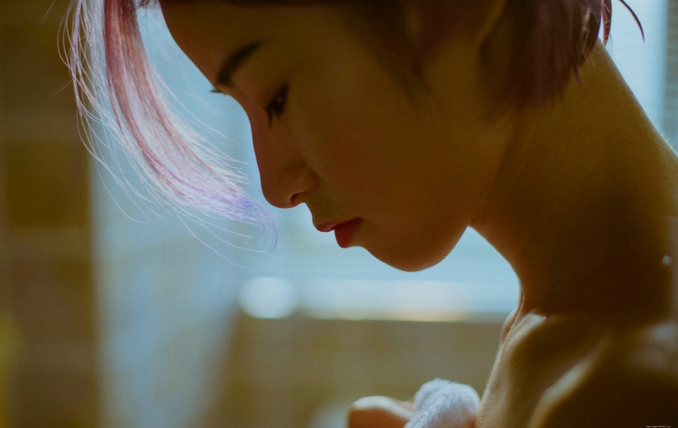 浴室内的另类个性少女浴巾遮体孤独写真