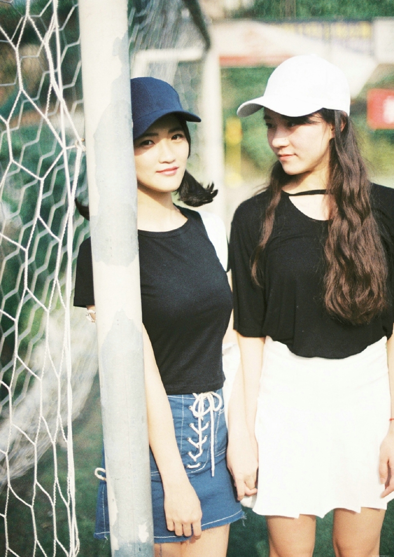 体育长上的棒球帽姐妹花纯真可人