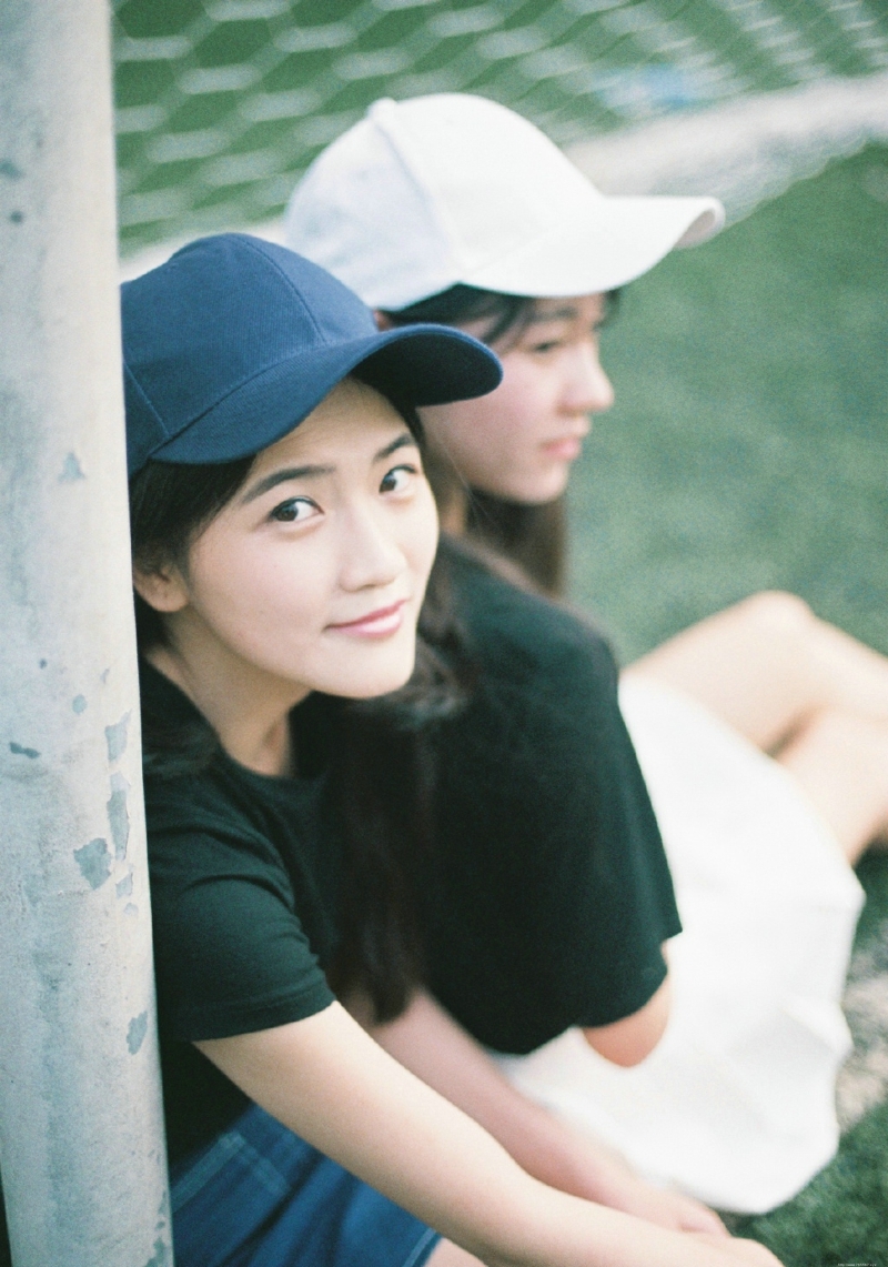 体育长上的棒球帽姐妹花纯真可人