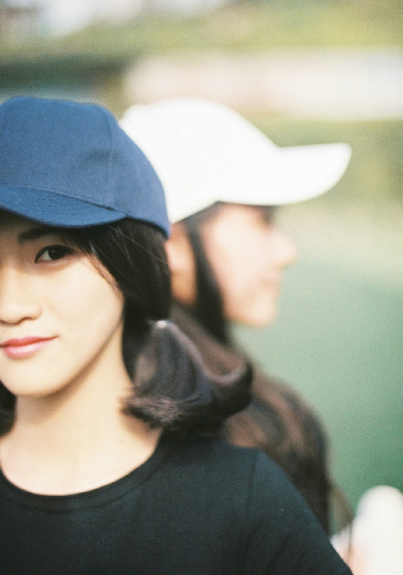 体育长上的棒球帽姐妹花纯真可人