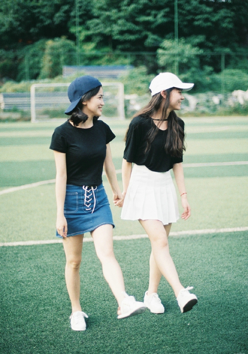 体育长上的棒球帽姐妹花纯真可人