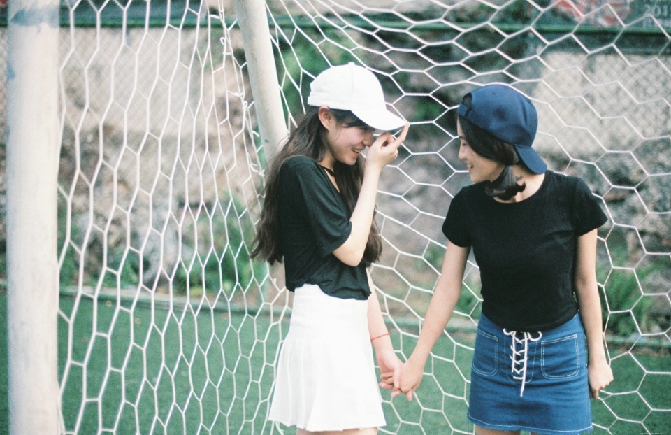 体育长上的棒球帽姐妹花纯真可人