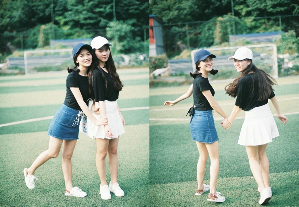 体育长上的棒球帽姐妹花纯真可人