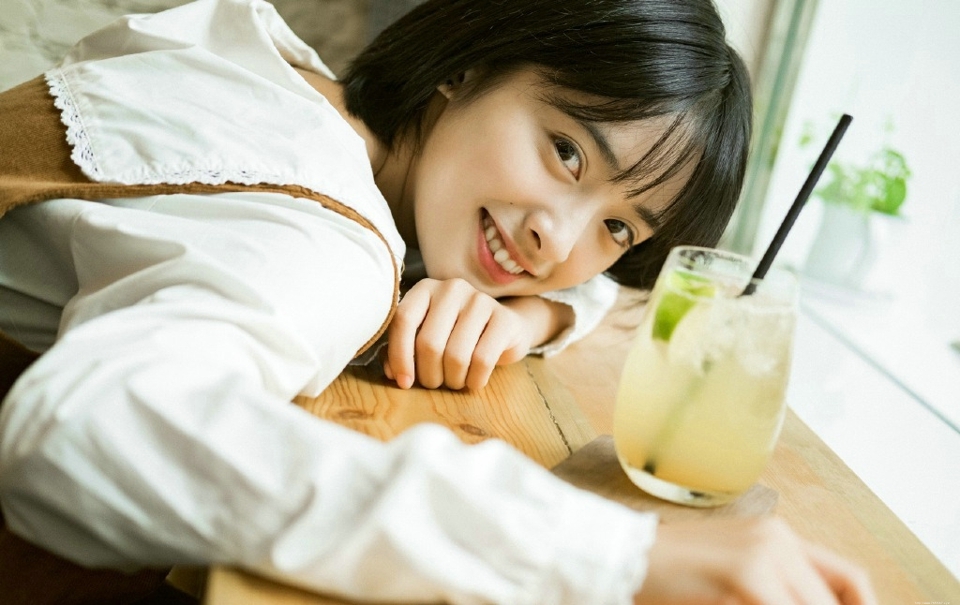 日系短发森系妹子甜美精致五官