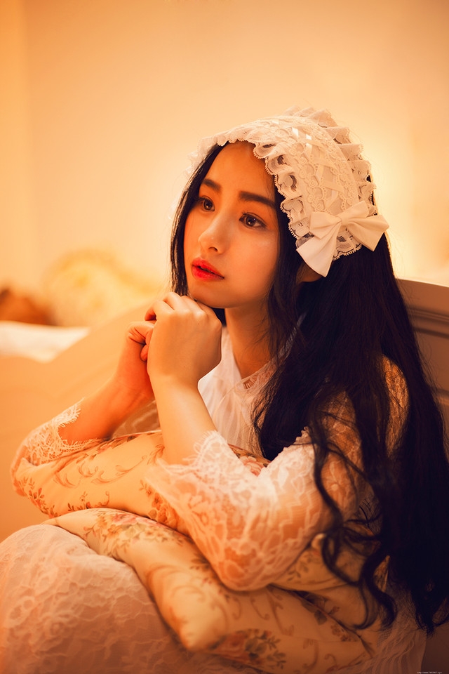 床上的失恋女孩手捧烛光情绪崩溃