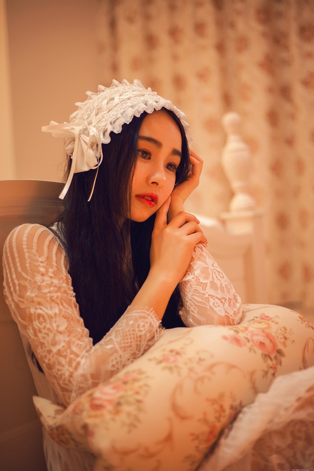 床上的失恋女孩手捧烛光情绪崩溃