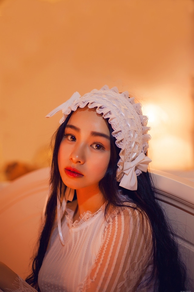 床上的失恋女孩手捧烛光情绪崩溃