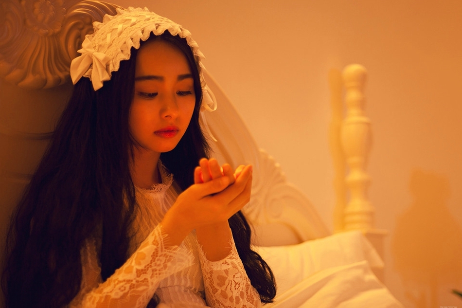 床上的失恋女孩手捧烛光情绪崩溃