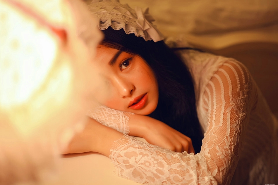 床上的失恋女孩手捧烛光情绪崩溃