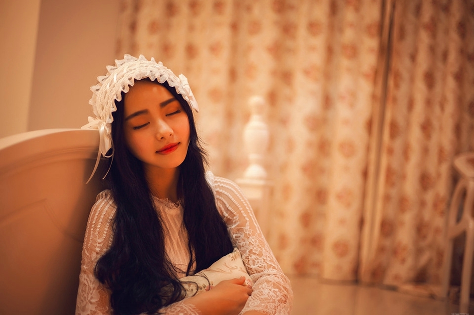 床上的失恋女孩手捧烛光情绪崩溃